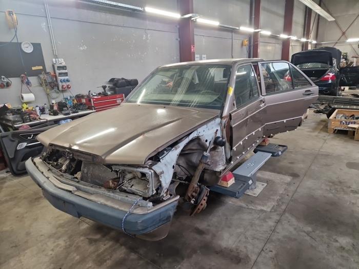 Mercedes 190E/D V1261