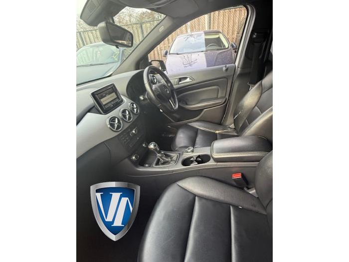 Mercedes B 1.6 B-180 BlueEFFICIENCY Turbo 16V Sloopvoertuig (2012, Metallic, Zilver)