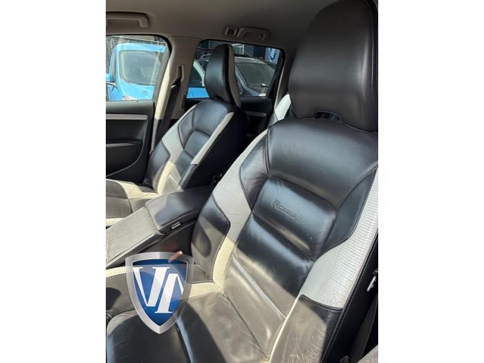 Volvo V70 2.4 D5 20V 205 Sloopvoertuig (2011, Zwart, Saffierblauw, Saffierzwart)