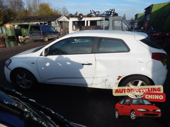 Kia Cee'd Sporty Wagon 1.4 16V Sloopvoertuig (2008, Wit)