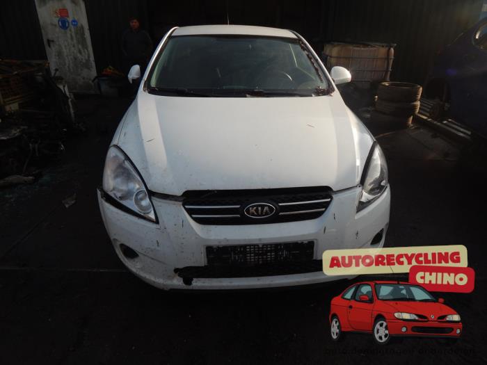 Kia Cee'd Sporty Wagon 1.4 16V Sloopvoertuig (2008, Wit)