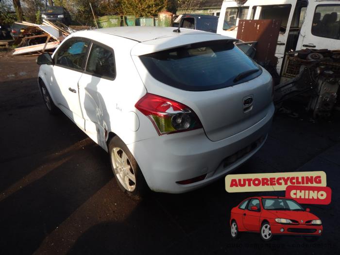 Kia Cee'd Sporty Wagon 1.4 16V Sloopvoertuig (2008, Wit)