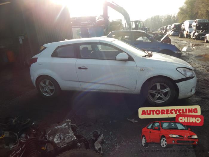 Kia Cee'd Sporty Wagon 1.4 16V Sloopvoertuig (2008, Wit)