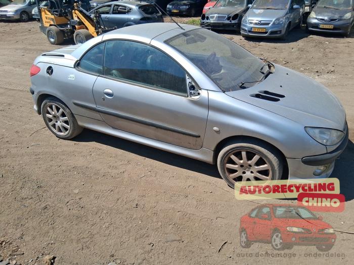 Peugeot 206 CC 2.0 16V Sloopvoertuig (2001, Grijs)