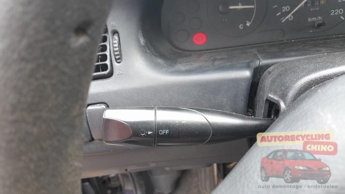 Mazda 323 1.3i 16V Sloopvoertuig (1996, Groen)