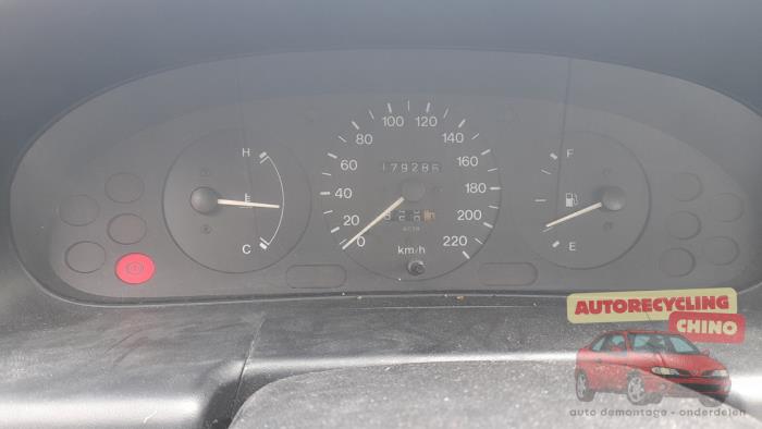 Mazda 323 1.3i 16V Sloopvoertuig (1996, Groen)