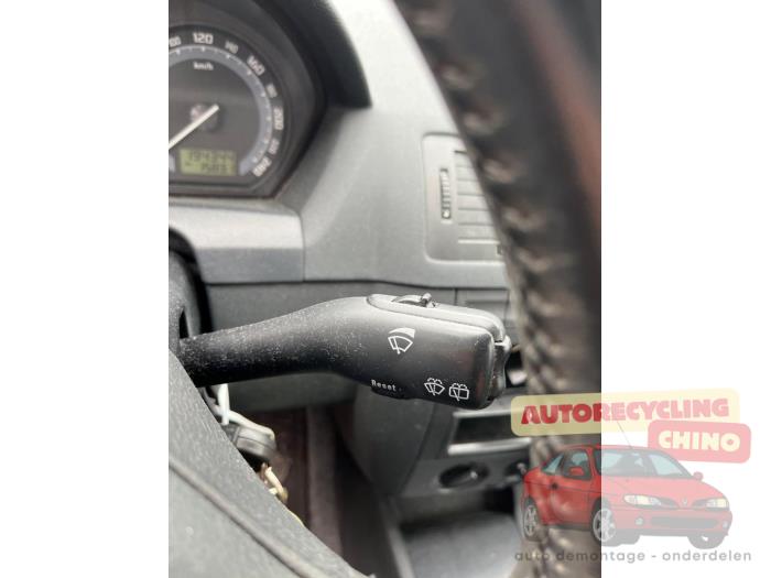 Skoda Fabia 1.4i 16V Sloopvoertuig (2005, Licht, Goud)