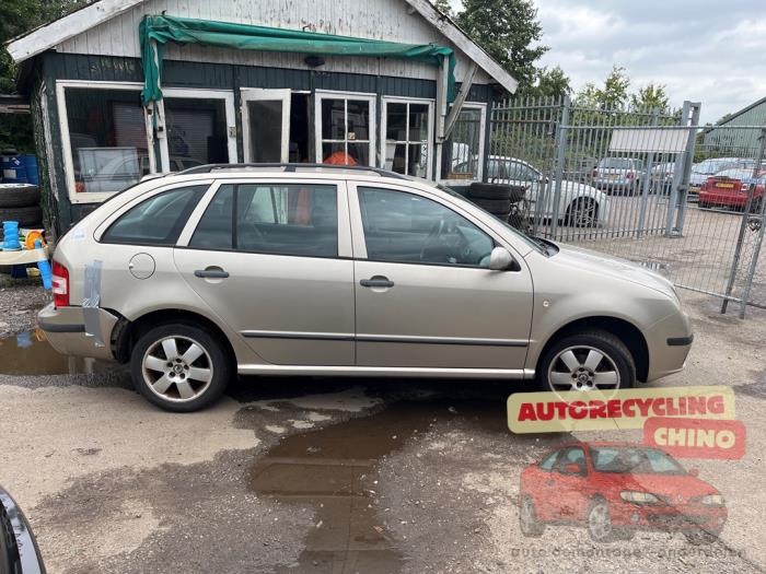 Skoda Fabia 1.4i 16V Sloopvoertuig (2005, Licht, Goud)