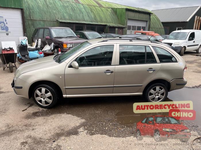 Skoda Fabia 1.4i 16V Sloopvoertuig (2005, Licht, Goud)