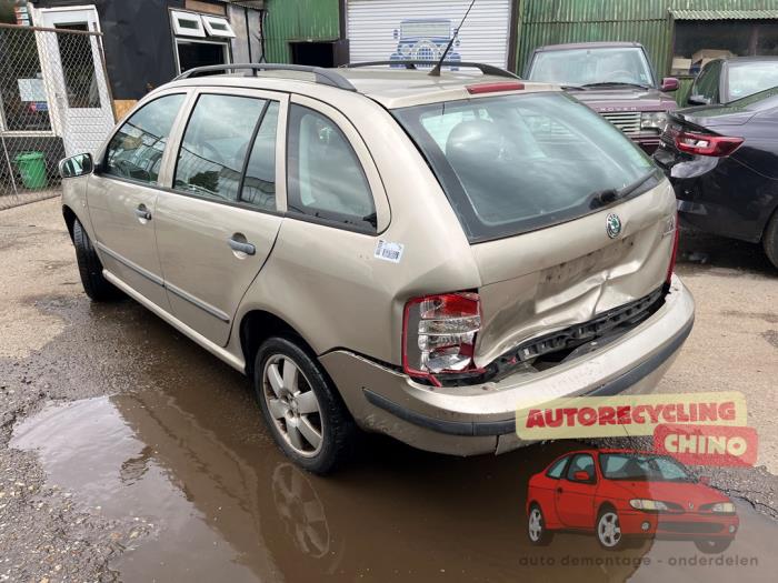 Skoda Fabia 1.4i 16V Sloopvoertuig (2005, Licht, Goud)
