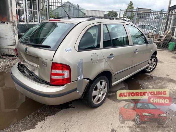 Skoda Fabia 1.4i 16V Sloopvoertuig (2005, Licht, Goud)