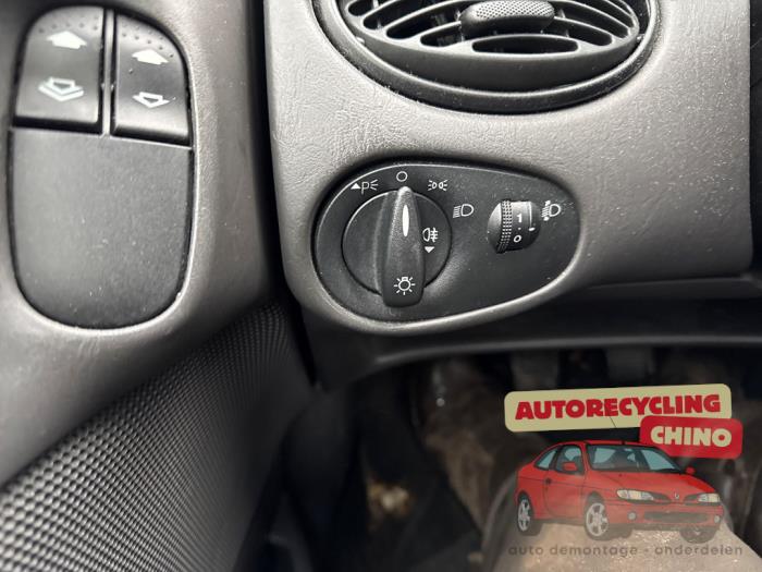 Ford Focus 1 Wagon 1.6 16V Sloopvoertuig (2002, Grijs)