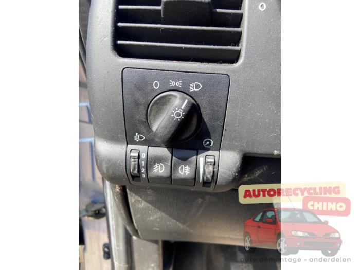 Opel Zafira 2.2 DTI 16V Sloopvoertuig (2002, Zilvergrijs)