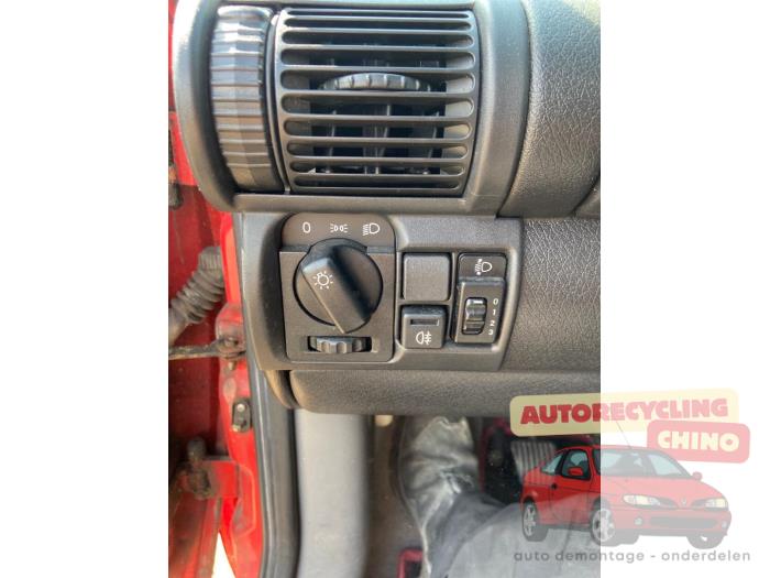 Opel Corsa B 1.2i E City,Swing,Joy,GLS Sloopvoertuig (1997, Rood)