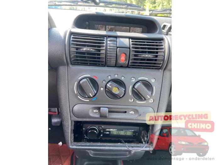 Opel Corsa B 1.2i E City,Swing,Joy,GLS Sloopvoertuig (1997, Rood)