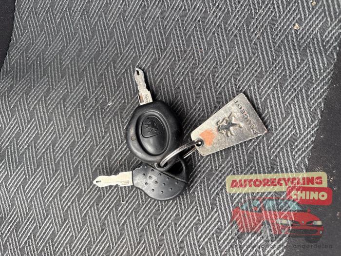 Peugeot 206 1.4 XR,XS,XT,Gentry Sloopvoertuig (2000, Grijs)