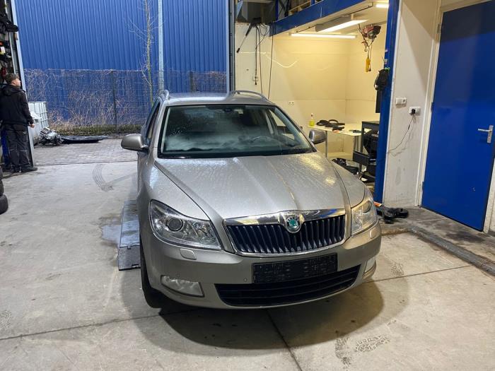 Skoda Octavia Combi 1.8 TSI 16V Sloopvoertuig (2011, Beige)