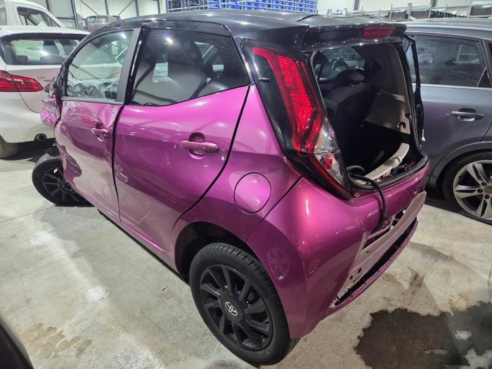 Toyota Aygo 1.0 12V VVT-i Sloopvoertuig (2019, Metallic, Roze)