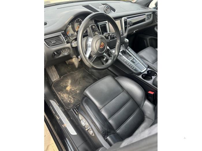 Porsche Macan 3.6 V6 24V Turbo Sloopvoertuig (2016, Metallic, Zwart)