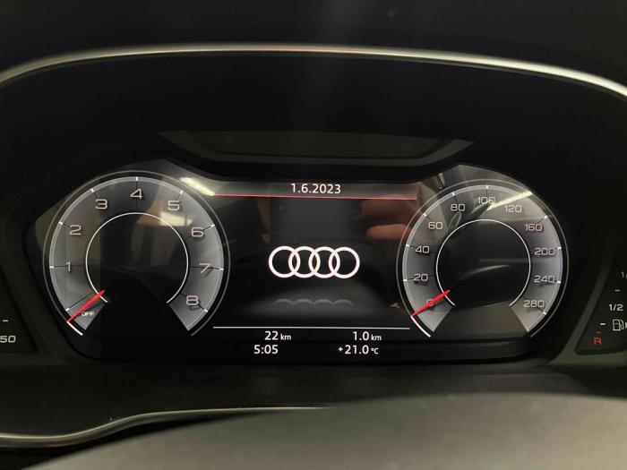 Audi Q3 1.5 35 TFSI 16V Sloopvoertuig (2022, Metallic, Wit)