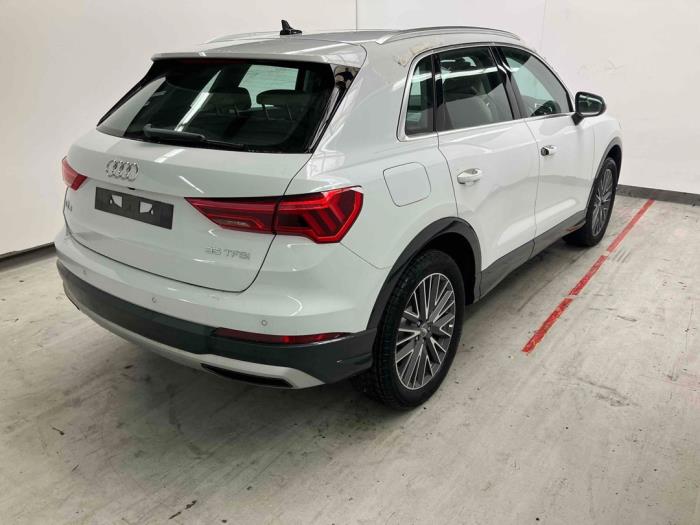 Audi Q3 1.5 35 TFSI 16V Sloopvoertuig (2022, Metallic, Wit)