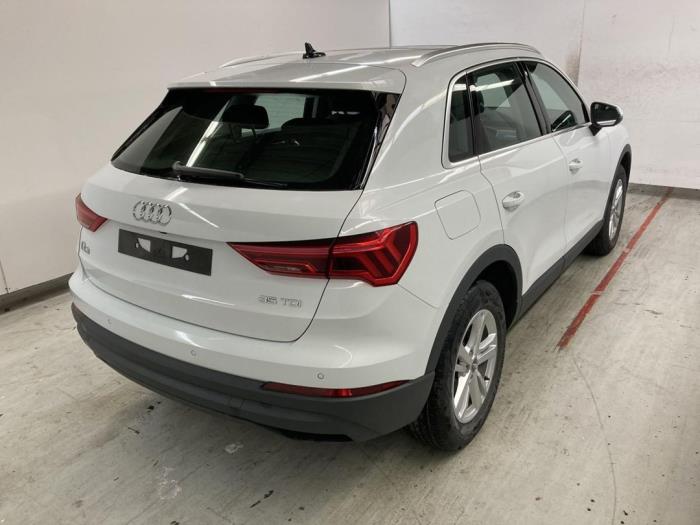 Audi Q3 1.5 35 TFSI 16V Sloopvoertuig (2022, Metallic, Wit)