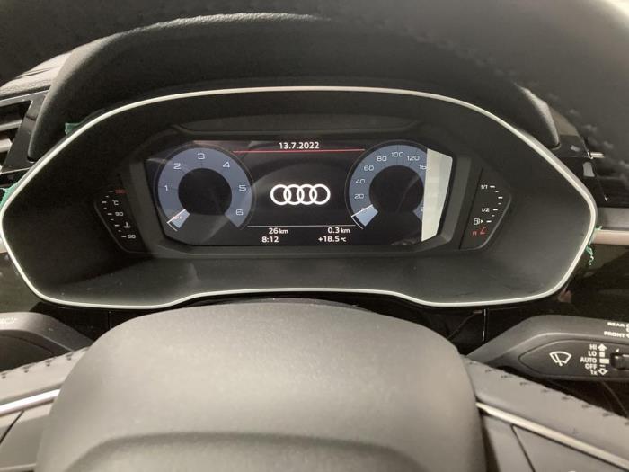 Audi Q3 1.5 35 TFSI 16V Sloopvoertuig (2022, Metallic, Wit)