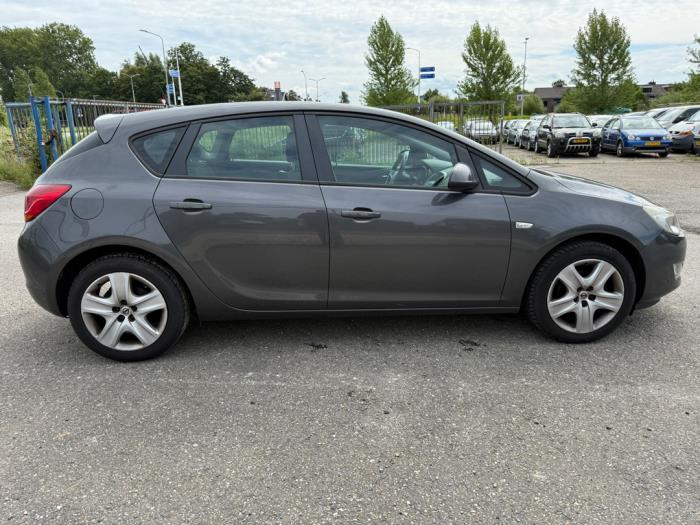 Opel Astra J 1.4 16V ecoFLEX Sloopvoertuig (2011, Grijs)