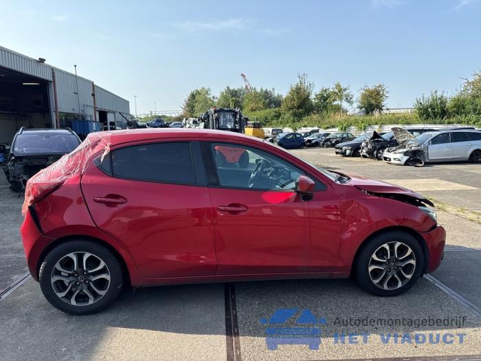Mazda 2 1.5 SkyActiv-G 90 Sloopvoertuig (2016, Rood)