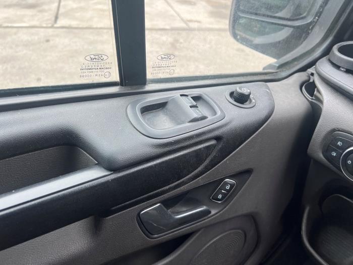 Ford Transit Custom 2.0 TDCi 16V Eco Blue 130 Sloopvoertuig (2019, Zwart)