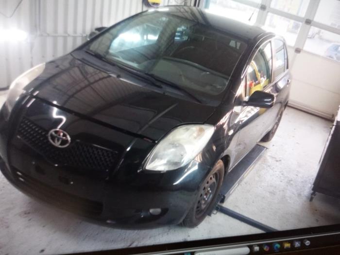 Toyota Yaris II 1.3 16V VVT-i Sloopvoertuig (2006, Zwart)