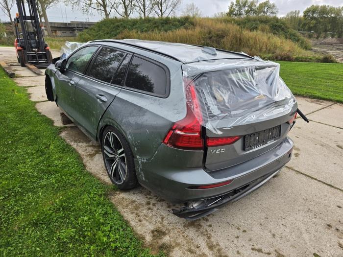 Volvo V60 II 2.0 B4 16V Mild Hybrid Geartronic Sloopvoertuig (2021, Grijs)
