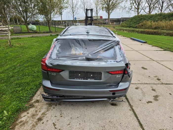 Volvo V60 II 2.0 B4 16V Mild Hybrid Geartronic Sloopvoertuig (2021, Grijs)