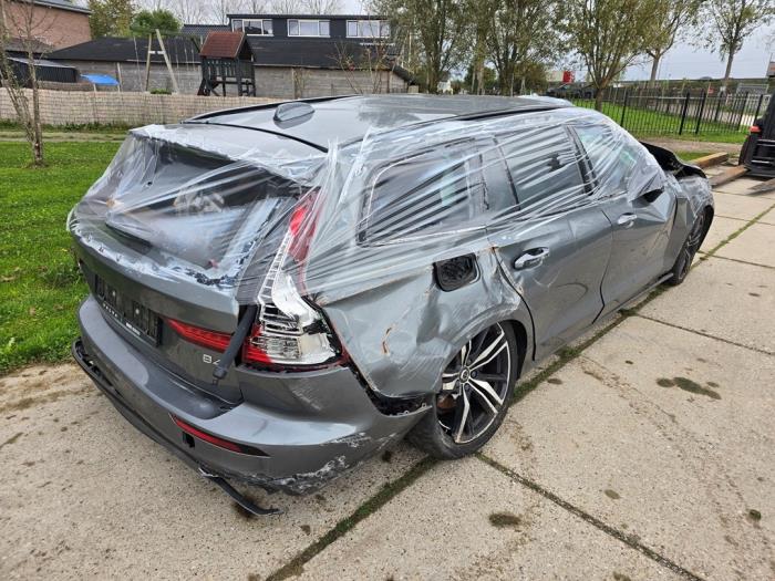 Volvo V60 II 2.0 B4 16V Mild Hybrid Geartronic Sloopvoertuig (2021, Grijs)
