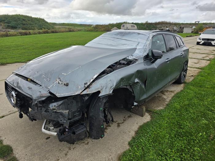 Volvo V60 II 2.0 B4 16V Mild Hybrid Geartronic Sloopvoertuig (2021, Grijs)