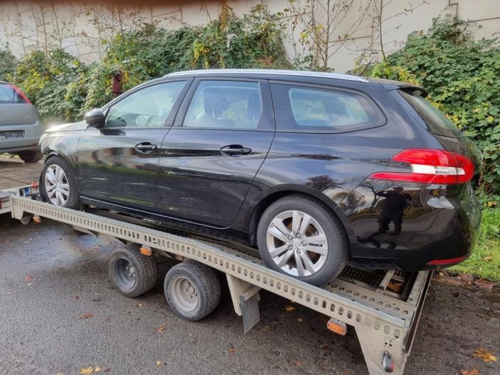 Peugeot 308 SW 1.2 12V e-THP PureTech 130 Sloopvoertuig (2015, Zwart)