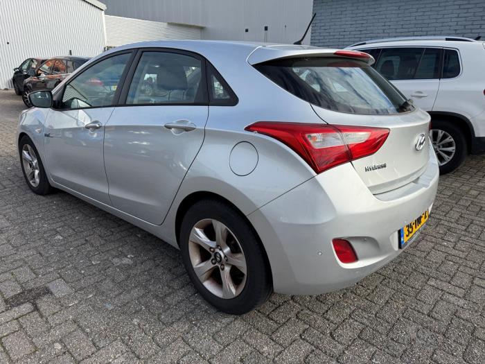 Hyundai i30 1.6 GDI Blue 16V Sloopvoertuig (2012, Metallic, Zilvergrijs)